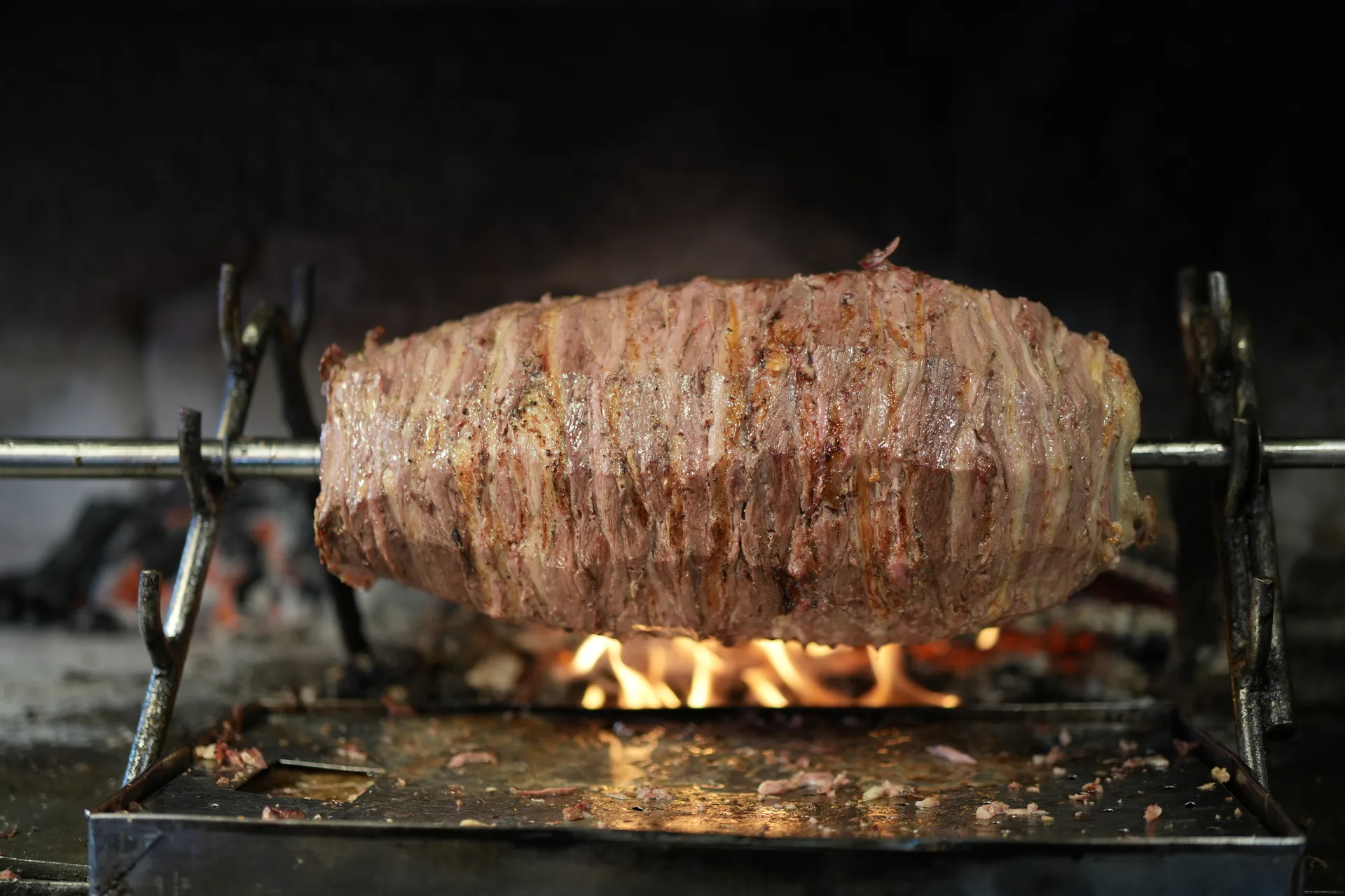 Ye Gör’ün ocağında odun ateşi önünde pişen cağ kebabı